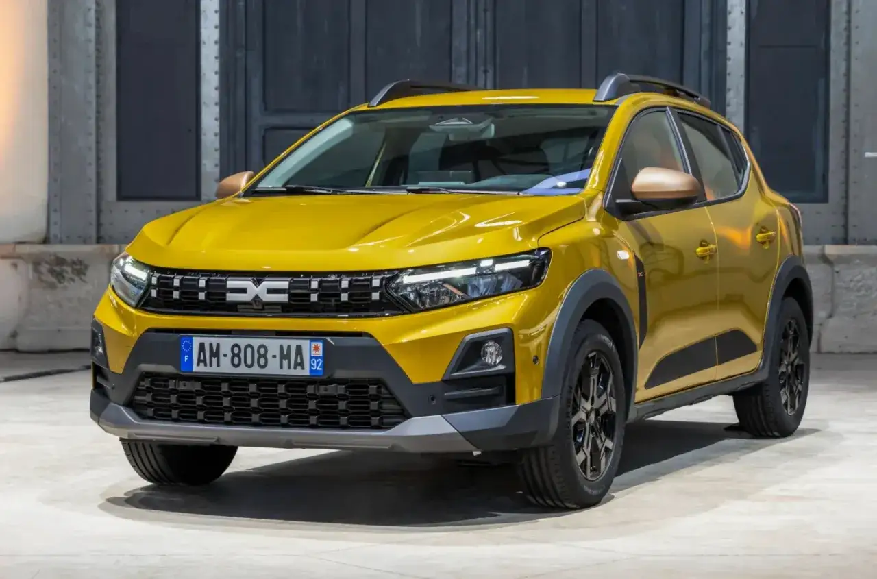 Żółty Dacia Sandero, sprawdzamy jego atrakcyjną dacia sandero cena. Nowoczesny design, praktyczny i przystępny cenowo.