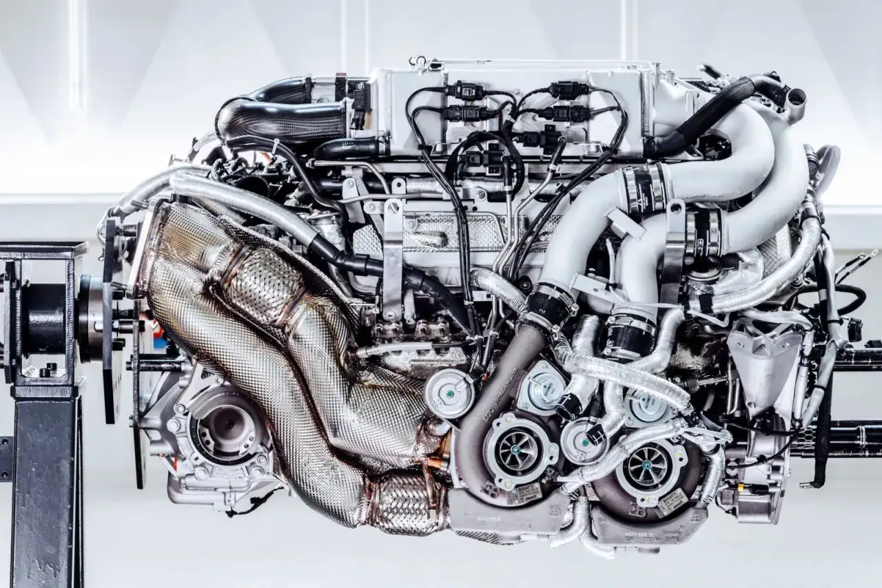 Silnik Bugatti Chiron, który ma 1500 koni mechanicznych, z turbosprężarkami i skomplikowanymi przewodami.