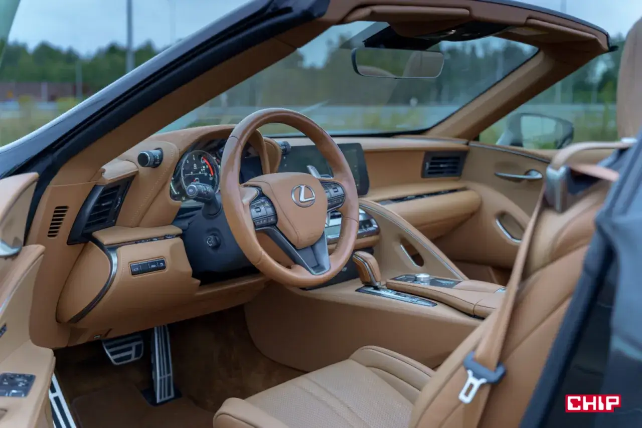 Wnętrze Lexusa LC 500 w kolorze koniakowym. Poznaj jego luksus i dowiedz się, jaka jest Lexus LC 500 cena.