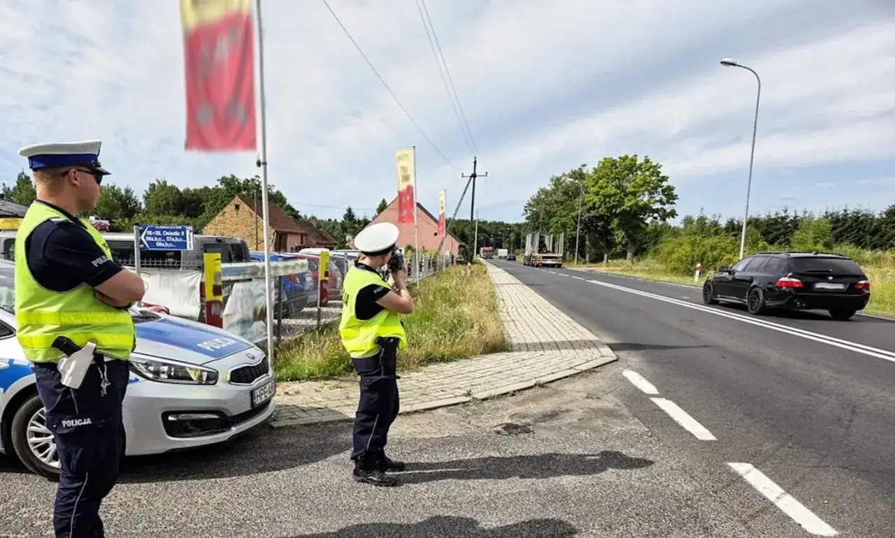 Policjanci kontrolują prędkość na drodze. Kierowcy uważajcie, bo za nadmierną prędkość grożą punkty karne.