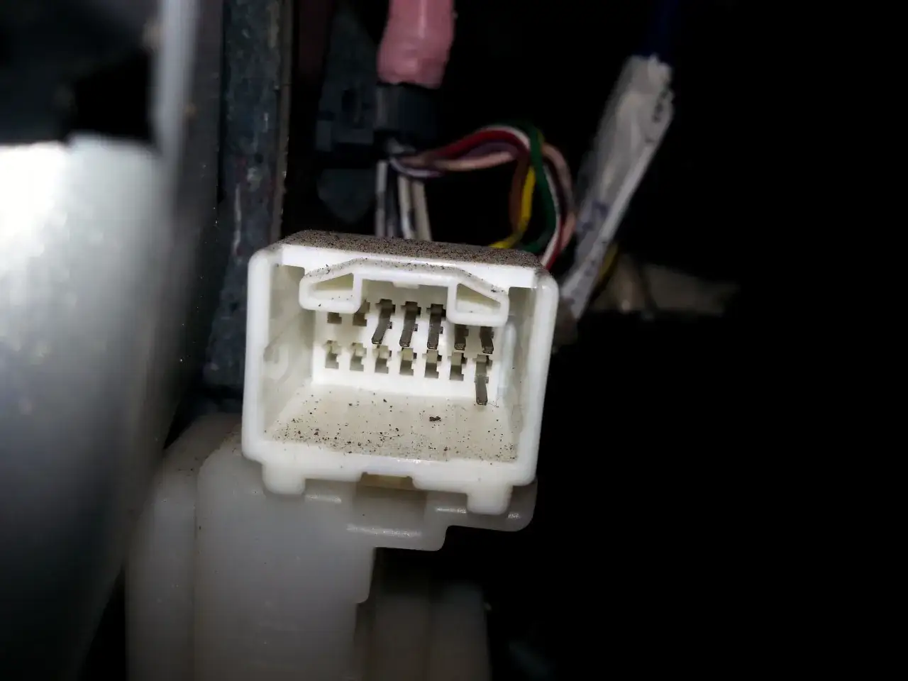 Wtyczka elektryczna w Toyocie Yaris, prawdopodobnie związana ze sterownikiem centralnego zamka.