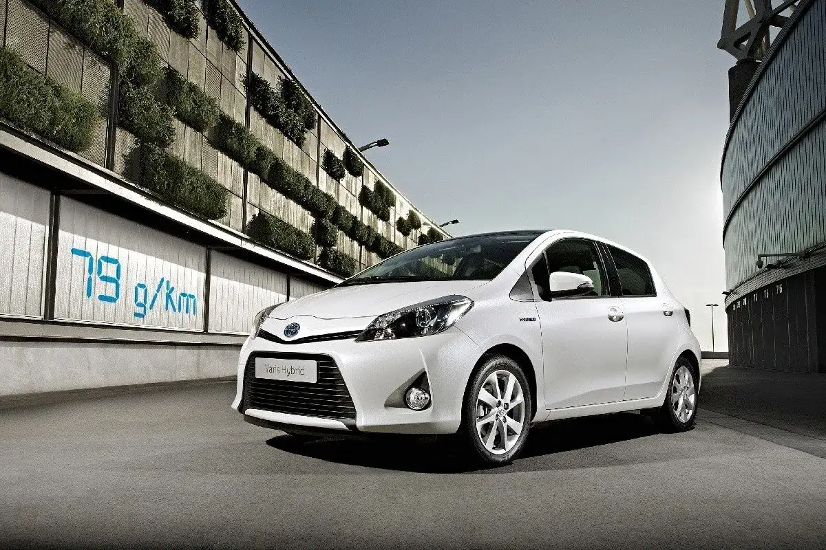 Biała Toyota Yaris Hybrid, z napisem