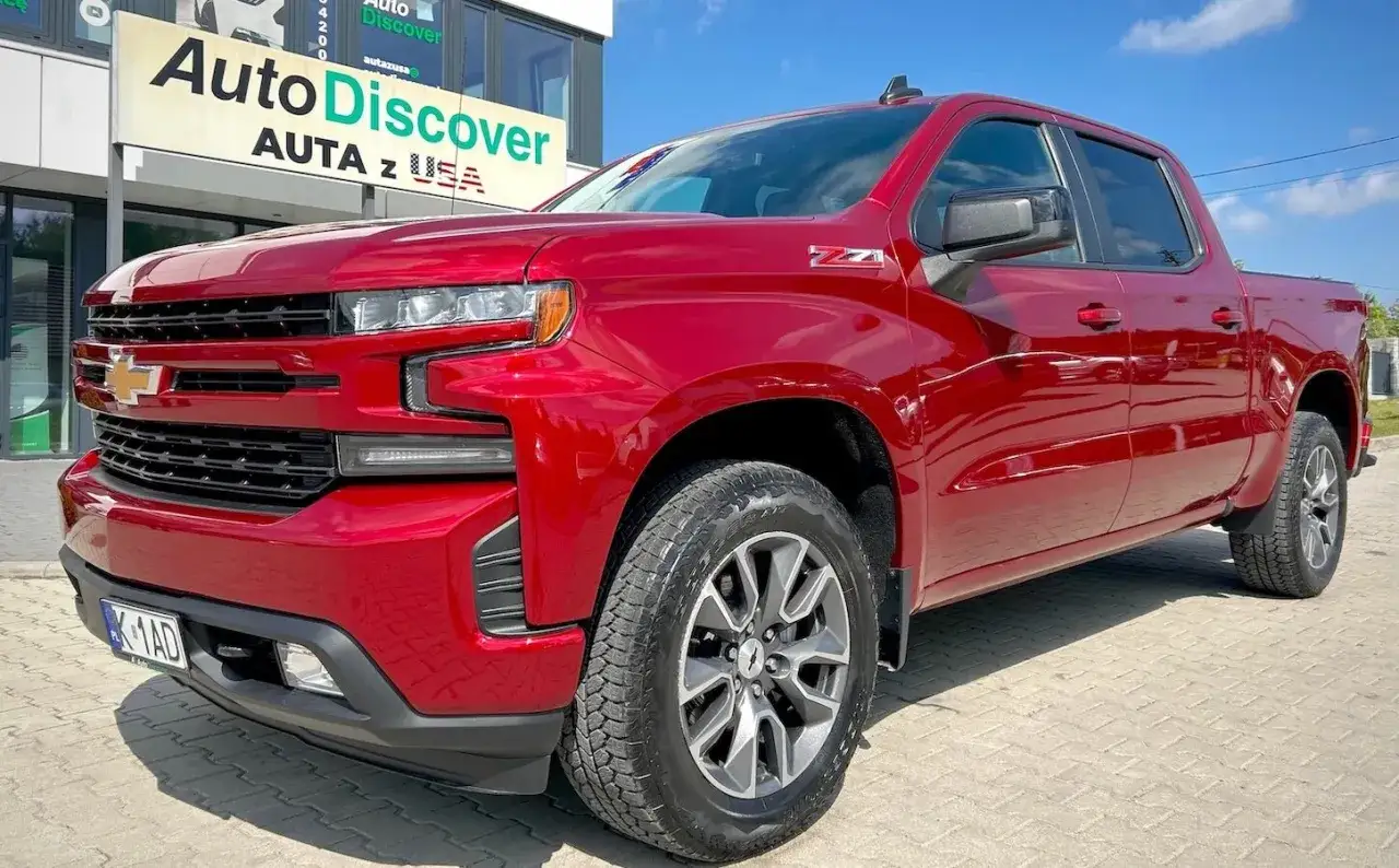 Błyszczący, czerwony chevrolet pickup z napisem 