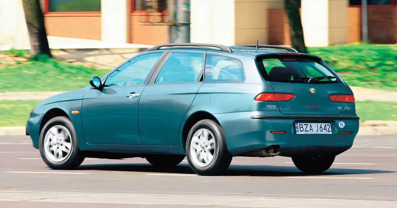 Zielone Alfa Romeo 156 Sportwagon w ruchu.