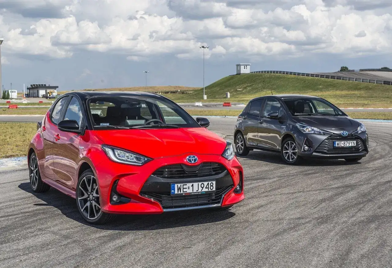 Dwa Toyoty Yaris Hybrid na torze. Czerwona i grafitowa. Czy warto wybrać hybrydę?