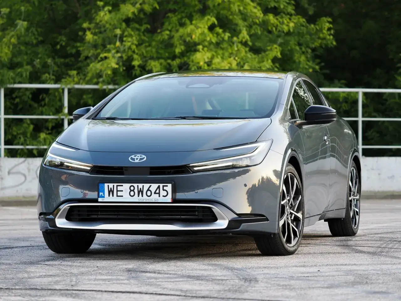 Szary Toyota Prius, nowy model, zachwyca niskim spalaniem. Zapytaj, ile pali Toyota Prius, a dowiesz się o jego ekonomii.
