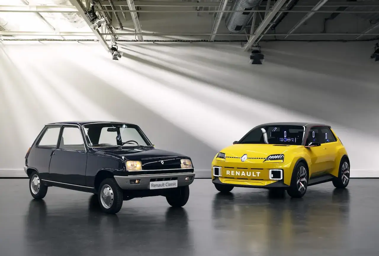 Klasyczny, ciemny Renault 5 obok nowoczesnego, żółtego Renault 5. Ikona motoryzacji w dwóch odsłonach.