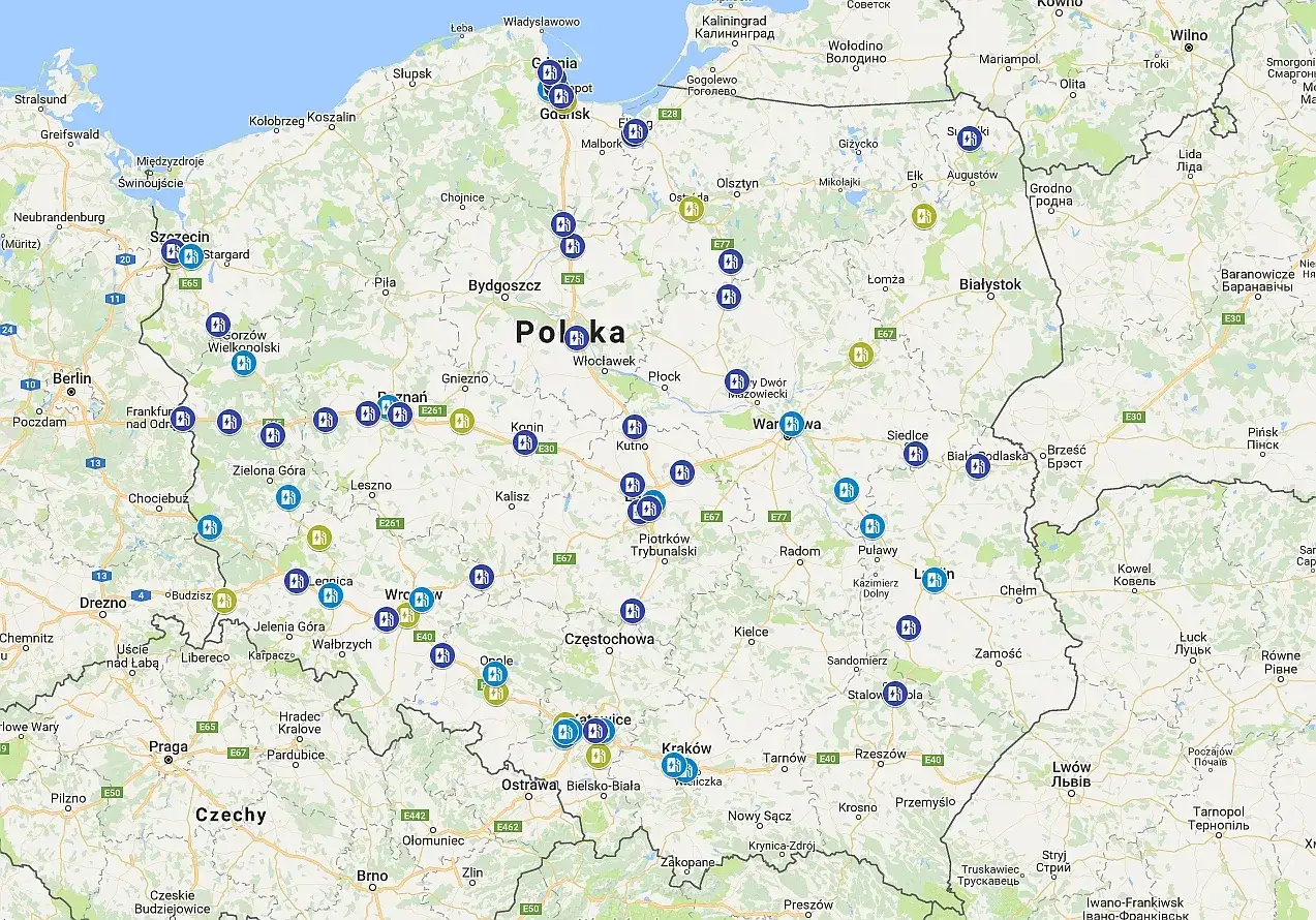 Mapa Polski z zaznaczonymi stacjami ładowania samochod&oacute;w elektrycznych. Ikony wskazują, ile trwa ładowanie samochodu elektrycznego na stacji.