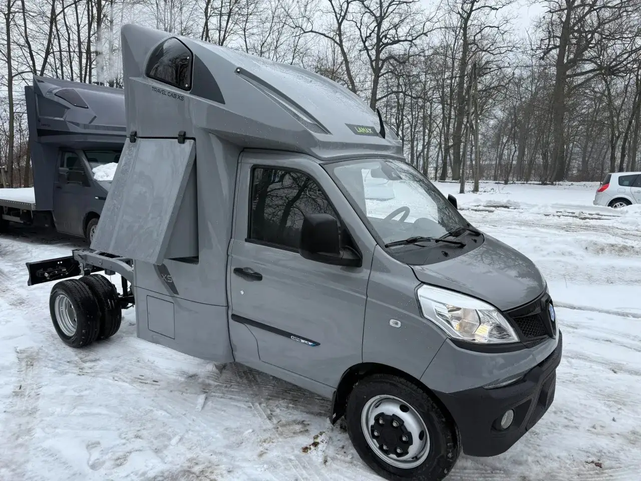 Szary bus z zabudową 