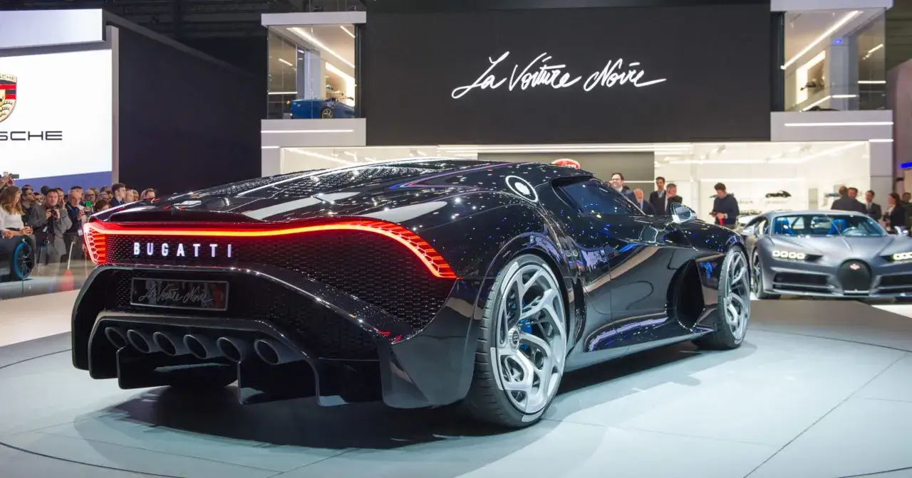 Bugatti La Voiture Noire, z 1500 koni, błyszczy na wystawie.