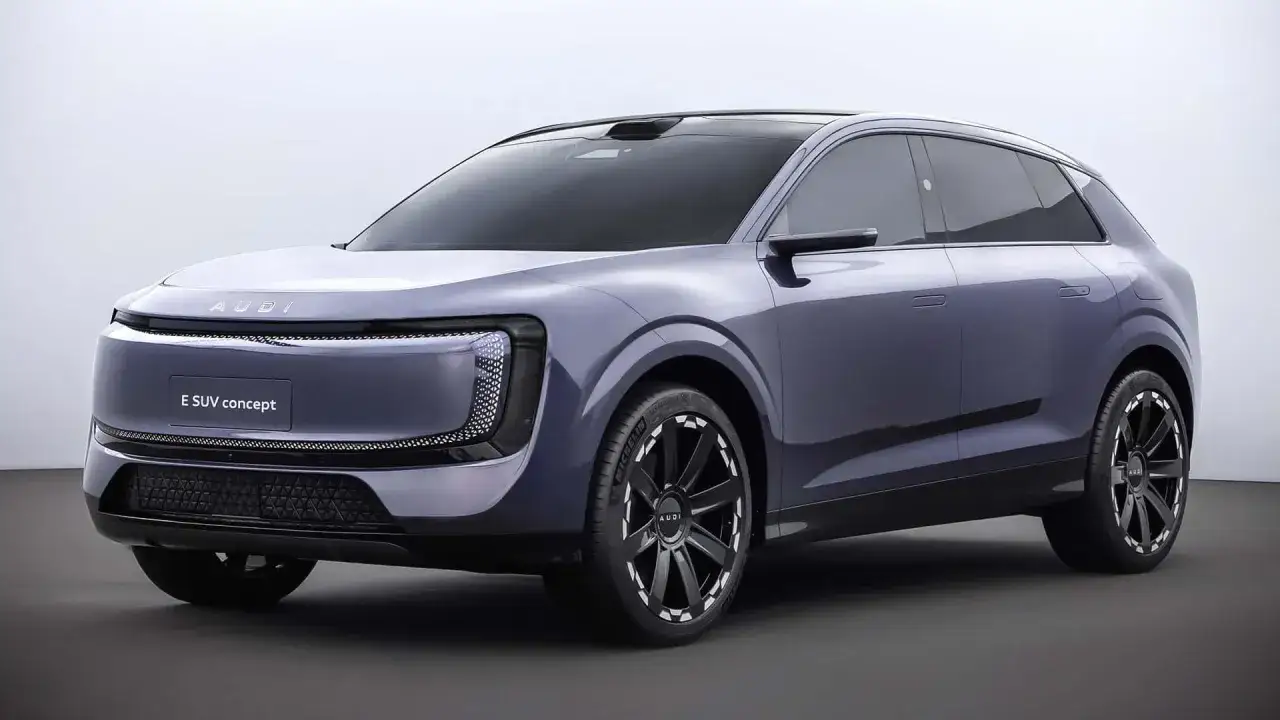 Nowe Audi E SUV concept w kolorze grafitowym, z futurystycznym designem i podświetlanym grillem.