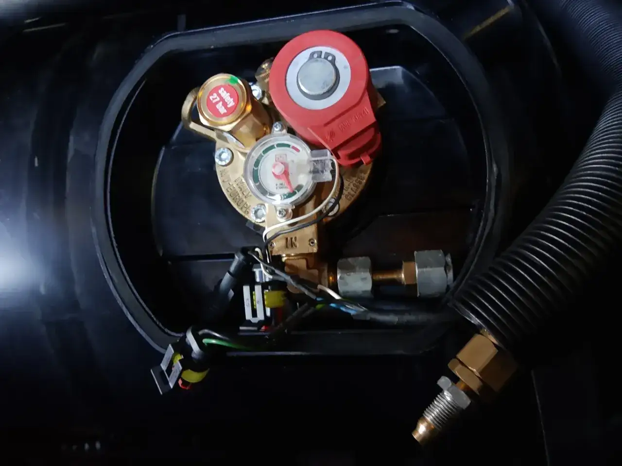 Zawór bezpieczeństwa i manometr instalacji LPG w autobusie. Widać przewody i złącza.