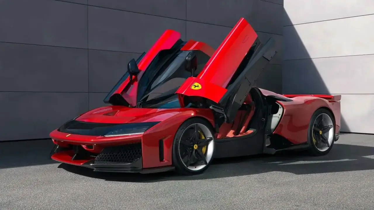 Czerwone Ferrari z otwartymi drzwiami, zapytanie o to, ile kosztuje nowe Ferrari, budzi podziw.