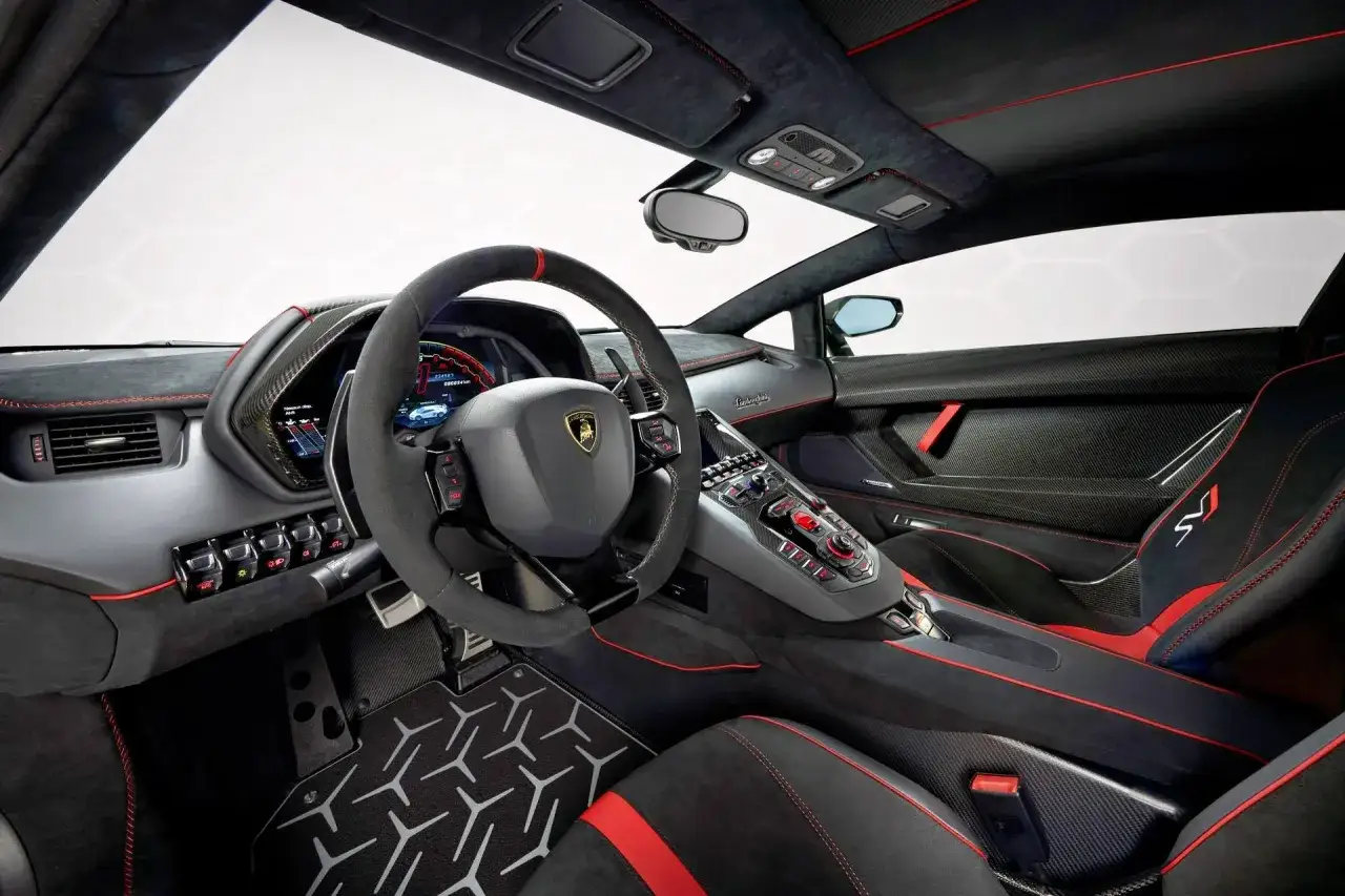 Wnętrze Lamborghini Aventador SVJ z czerwonymi przeszyciami i włóknem węglowym. Zastanawiasz się, ile pali Lamborghini Aventador?