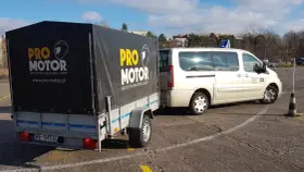 Samochód i przyczepa szkoleniowe szkoły jazdy "Pro Motor" na placu manewrowym, gotowe do nauki jazdy z przyczepą, czyli zdobycia prawa jazdy b+e.