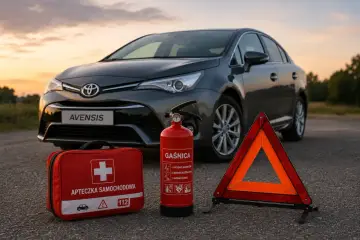 Apteczka, gaśnica i trójkąt ostrzegawczy – obowiązkowe wyposażenie auta, gotowe na każdą sytuację na drodze.