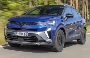 Niebieski Renault Captur w ruchu. Sprawdź aktualną renault captur cena i dowiedz się więcej o tym stylowym SUV-ie.