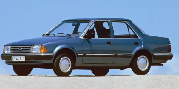 Niebieski Ford Orion z lat 80. na tle błękitnego nieba. Klasyk z przeszłości.