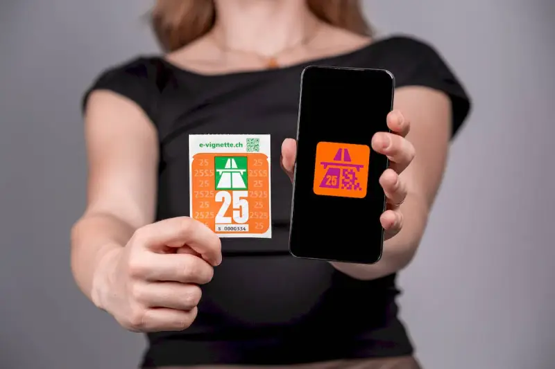 Kobieta trzyma w dłoniach winietę szwajcaria i smartfon z aplikacją.