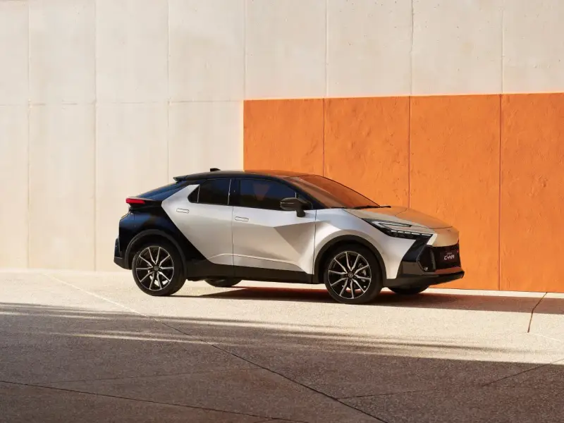 Nowy Toyota C-HR w dwukolorowym malowaniu, z dynamiczną sylwetką. Sprawdź jego atrakcyjną toyota chr cena.