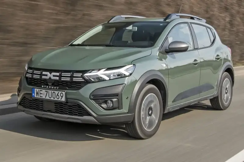 Zielony Dacia Sandero Stepway w ruchu. Sprawdź atrakcyjną dacia sandero cena i wybierz swój wymarzony model.