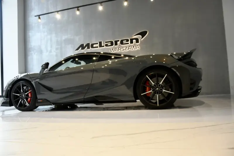 Szary McLaren 765LT w salonie McLaren Warszawa. Zastanawiasz się nad mclaren cena?