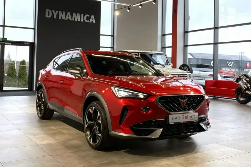 Błyszczący czerwony Cupra Formentor w salonie. Sprawdź atrakcyjną cupra auto cena i wybierz swój wymarzony model.