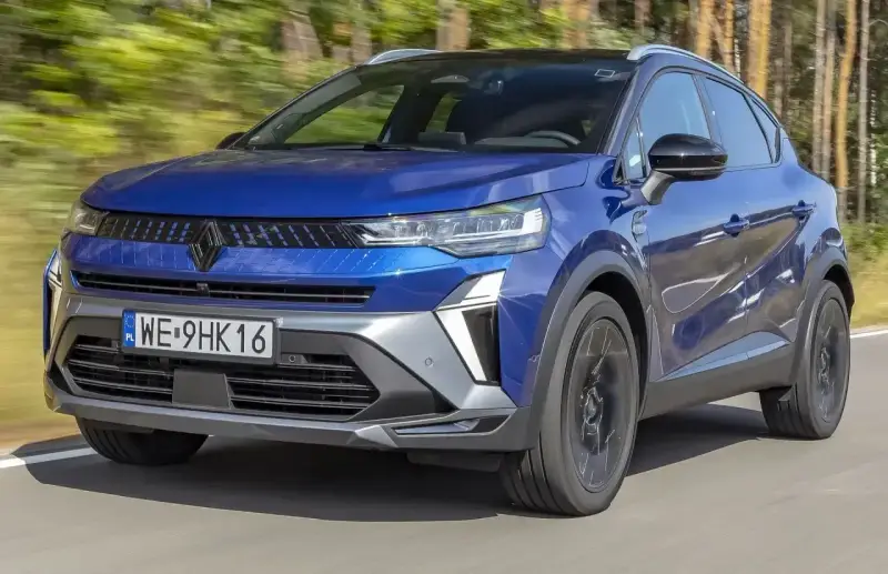 Niebieski Renault Captur w ruchu. Sprawdź aktualną renault captur cena i dowiedz się więcej o tym stylowym SUV-ie.